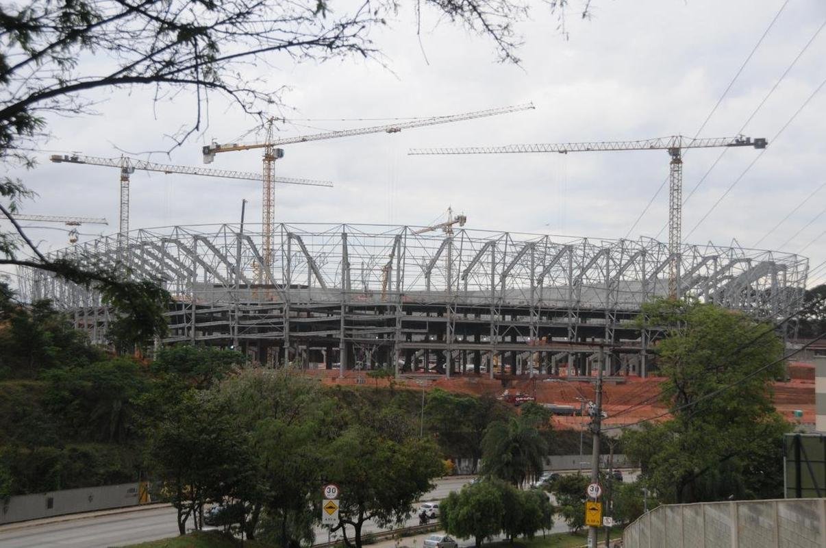 Nesta quarta-feira (20), as obras da Arena MRV, no Bairro Califrnia, em Belo Horizonte, adentraram em uma nova etapa. Isso porque as placas da cobertura do estdio comearam a ser instaladas, conferindo 'novo visual' ao projeto da futura casa do Atltico.