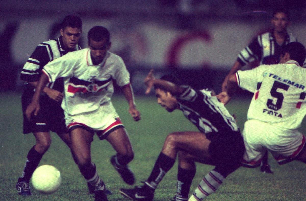 Na Copa do Nordeste de 2000, em vitória por 2 a 0 sobre o Treze-PB, o Santa Cruz exibe o padrão da Finta para a temporada