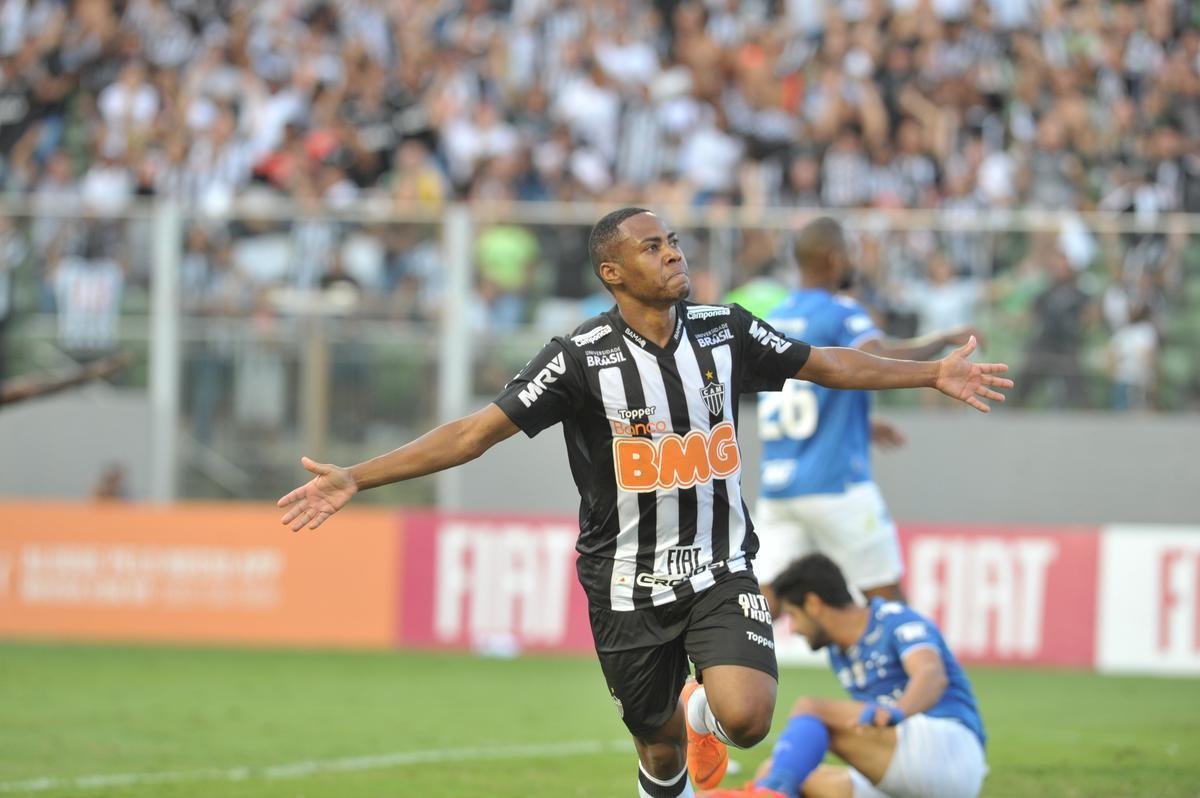 Elias, de cabea, abriu o placar para o Atltico aos 29 minutos do primeiro tempo