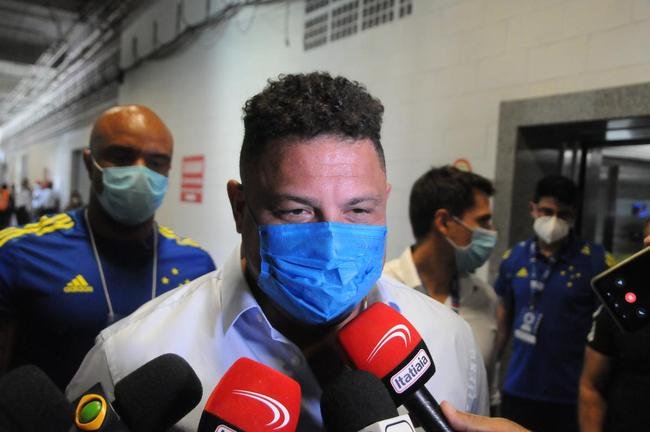 Ronaldo prestigiou vitria do Cruzeiro sobre a URT, por 3 a 0, no Independncia, e foi ovacionado pela torcida celeste