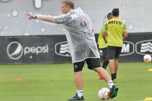Na Cidade do Galo, atletas foram comandados por Diego Aguirre em primeiro treino do ano