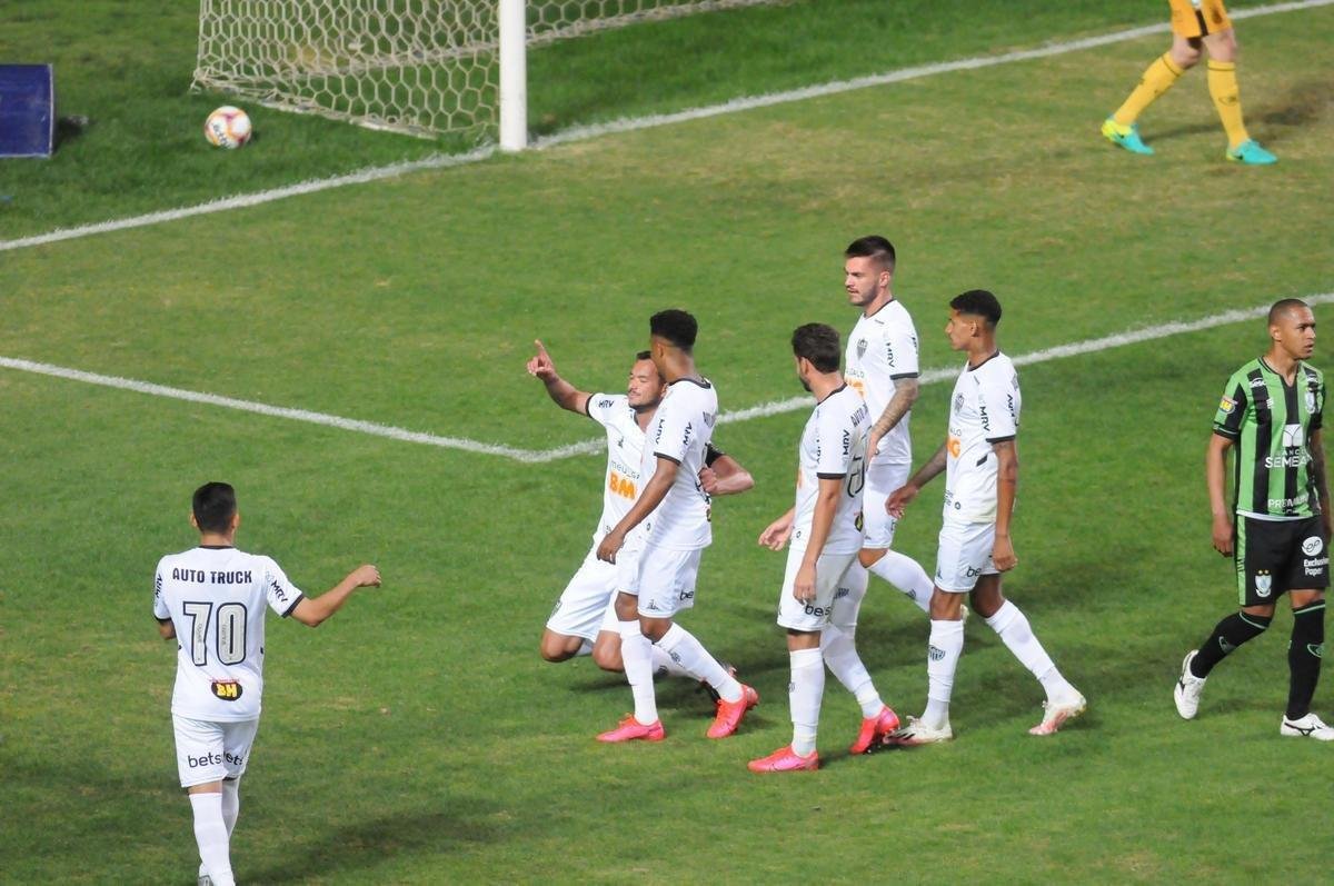 No segundo tempo, Atltico abriu o placar com Rver, de cabea