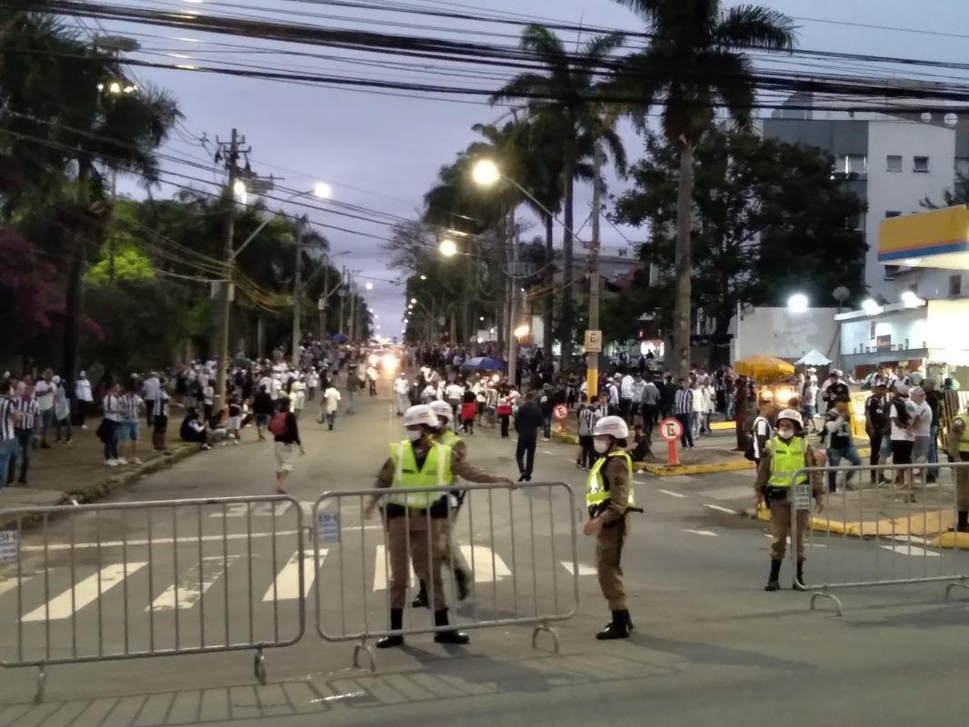 Torcida do Atltico movimenta ruas prximas ao Mineiro antes do jogo 