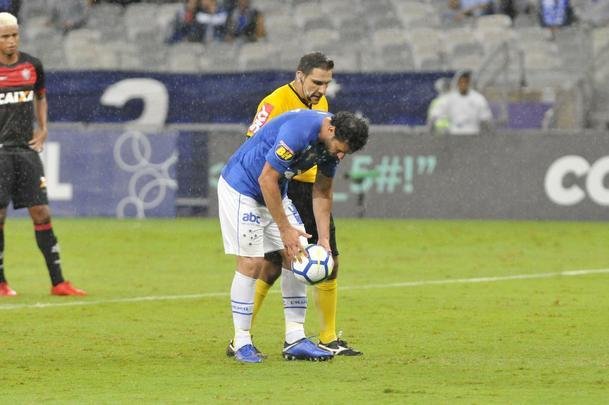 No segundo tempo, Fred marcou duas vezes e ampliou vantagem do Cruzeiro para 3 a 0