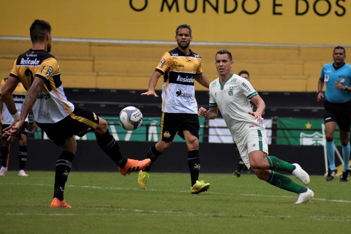 Cricima e Amrica se enfrentaram no Heriberto Hlse, pela terceira rodada da Srie B