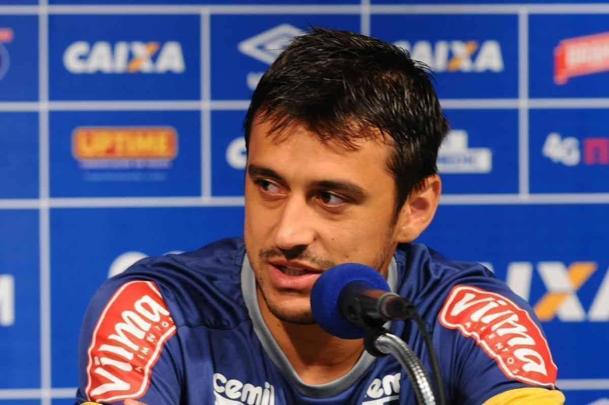 Robinho acertou com o Cruzeiro em abril de 2016, juntamente com o lateral-direito Lucas. Em troca, o Palmeiras recebeu o lateral-direito Fabiano e o lateral-esquerdo Fabrcio. O time celeste se deu bem no caso do meio-campista, que foi pea importante no bicampeonato da Copa do Brasil, em 2017 e 2018, e no ttulo estadual, em 2018. Em 180 jogos, ele marcou 25 gols.