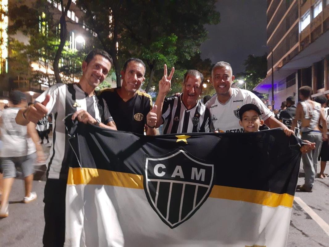 Praa Sete, no Centro de BH, tomada por atleticanos na festa do ttulo brasileiro