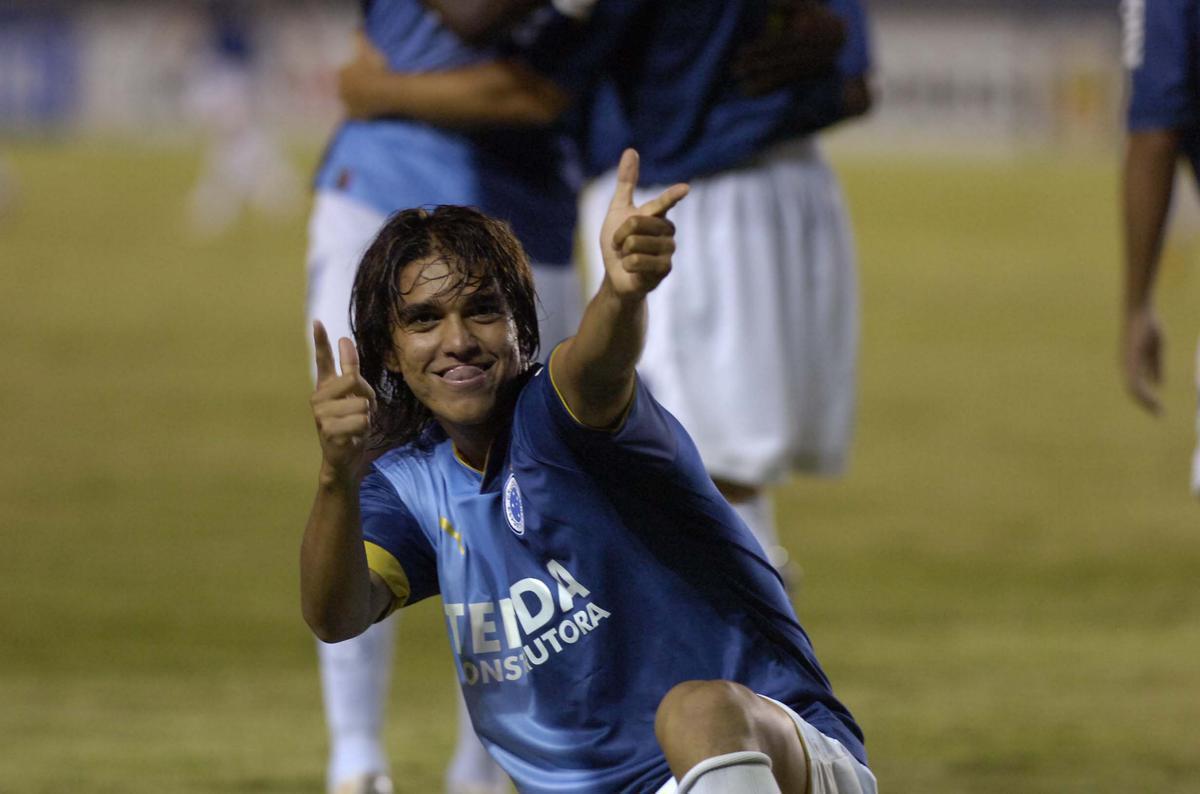 Marcelo Moreno voltou ao Cruzeiro em 2014, emprestado pelo Grêmio. Em 57 jogos, marcou 24 gols e dividiu a artilharia do elenco com Ricardo Goulart. Em 2020, o boliviano iniciou sua terceira passagem pelo clube. Os números até aqui são bastante modestos: apenas três gols em 22 partidas. No primeiro período dele na Toca, entre março de 2007 e maio de 2008, foram 21 bolas na rede em 36 apresentações. O centroavante é o segundo maior artilheiro estrangeiro da Raposa, com 48 gols em 115 jogos.