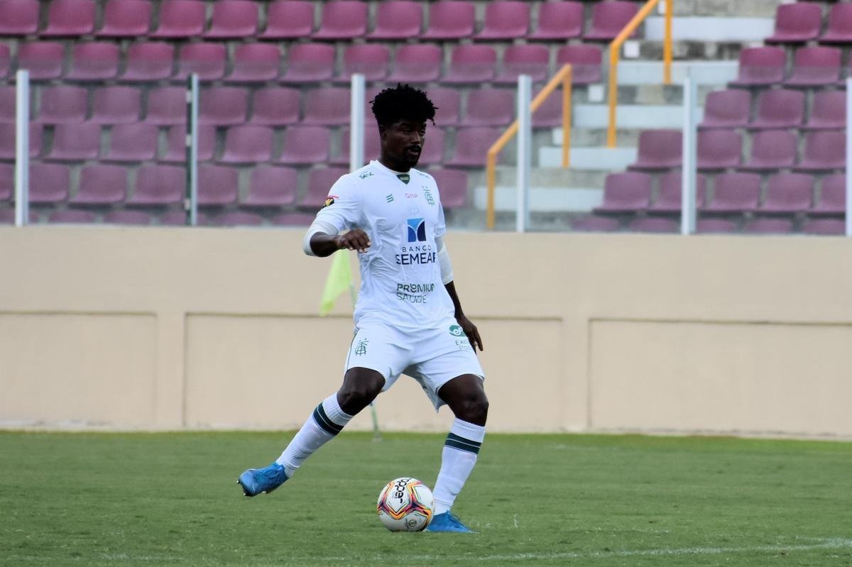 Eduardo Bauermann, zagueiro, contratado no período em que Conceição treinou o América