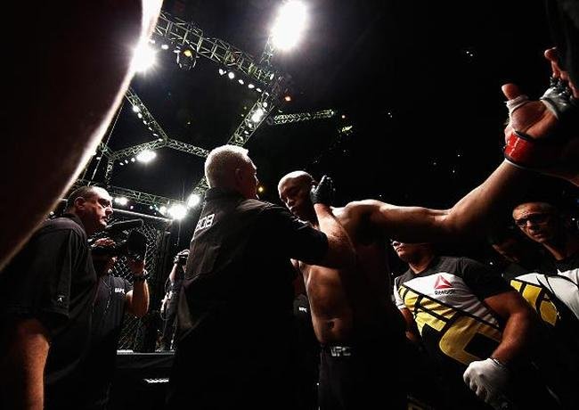 Spider voltou ao UFC com rev�s. Brasileiro chegou a derrubar Bisping com uma joelhada, achou que tinha vencido por nocaute, mas round havia encerrado. No fim, brasileiro acabou perdendo luta por pontos