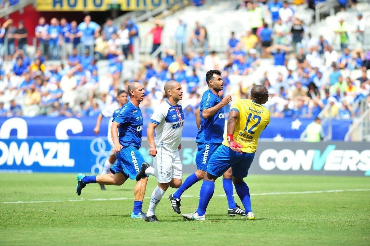 Cruzeiro: time campeo da Trplice Coroa de 2003 venceu equipe de masters por 2 a 1, neste domingo, em jogo festivo realizado no Mineiro