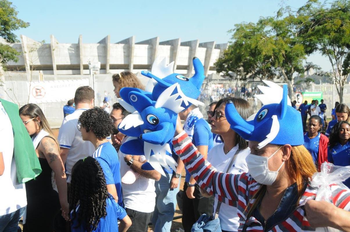 Chegada da torcida do Cruzeiro ao Mineiro para o jogo contra a Ponte Preta pela 13 rodada da Srie B do Campeonato Brasileiro. Estdio voltou a receber grande pblico