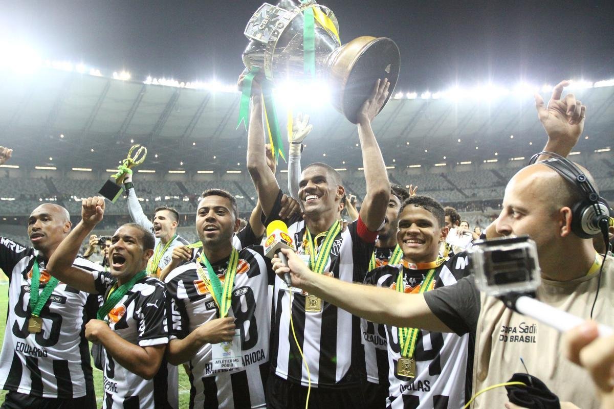 Capito Leonardo Silva ergue a taa e jogadores festejam o ttulo indito da Copa do Brasil