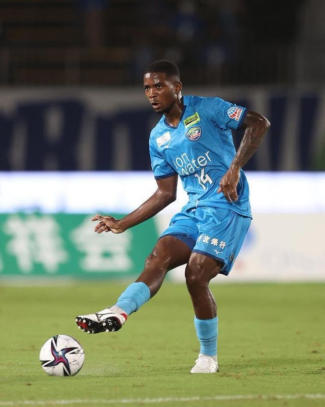 Zagueiro Cac pelo Tokushima Vortis, em 2022
