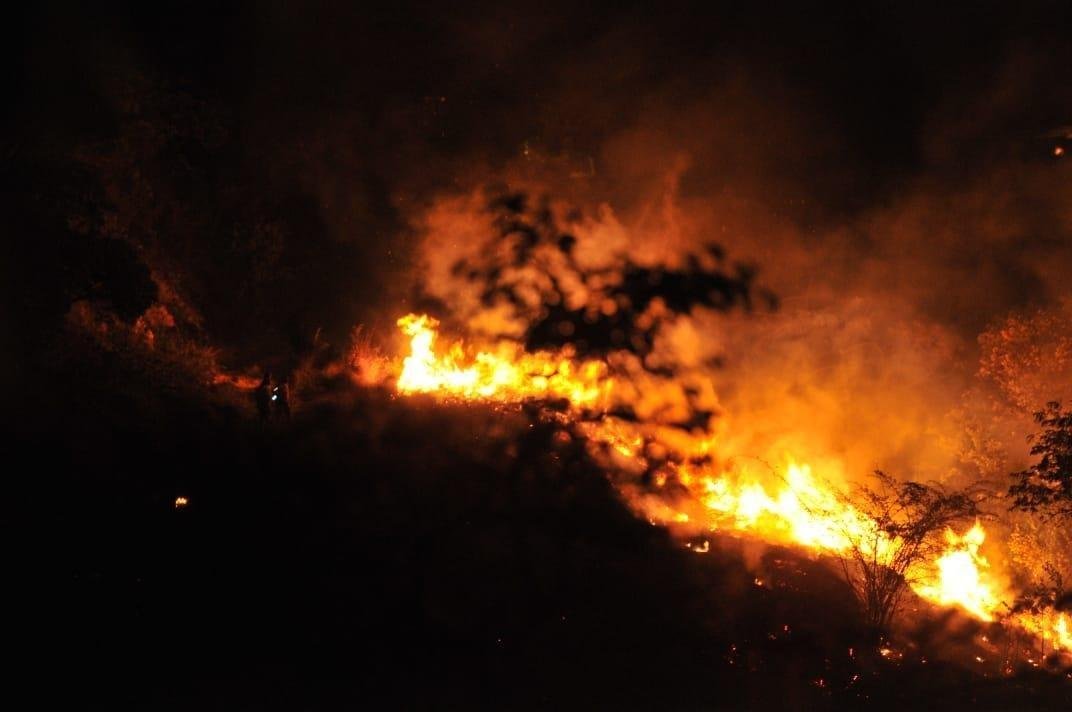 Chamas se alastraram pelo terreno onde ser erguido o estdio do Atltico 