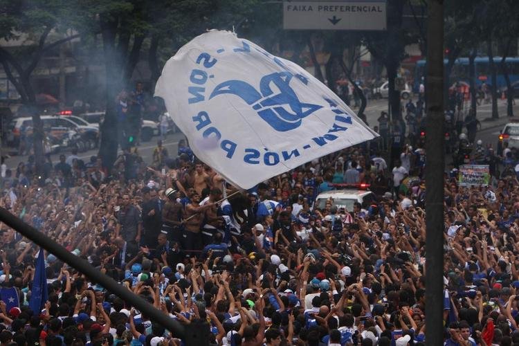 Depois de vencer o Vitria por 3 a 1 no Barrado, em Salvador, na noite de 13 de novembro de 2013, e confirmar o tricampeonato brasileiro, o Cruzeiro desembarcou em Confins numa quinta-feira e foi recebido por milhares de pessoas nas ruas de Belo Horizonte. O elenco desfilou em carro pela Avenida Antnio Carlos, pela Avenida Afonso Pena, no Centro, e foi em direo  sede do Barro Preto. Esta, sem dvida, foi a festa que envolveu o maior nmero de pessoas na capital mineira.