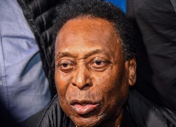 Internado desde novembro, Pelé fez piada sobre a possibilidade de voltar a entrar em campo para bater Croácia, seleção que eliminou o Brasil da Copa