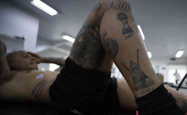Atacante do Atlético, Vargas tatuou taça do Campeonato Brasileiro
