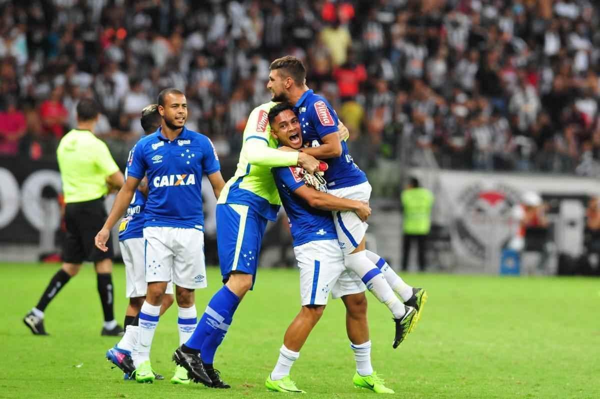 Festa cruzeirense no final do clssico com a vitria por 1 a 0