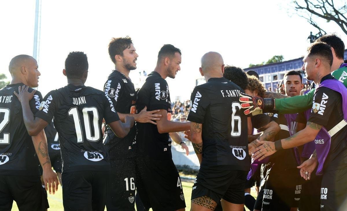 Jogadores do Atltico comemoram gol de Ricardo Oliveira sobre o Danubio, no Uruguai: 1 a 0