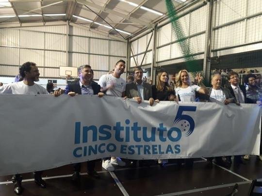 Goleiro Fbio e dirigentes do Cruzeiro prestigiam lanamento de projeto beneficente para crianas do Aglomerado da Serra, em Belo Horizonte (Matheus Muratori/Superesportes)