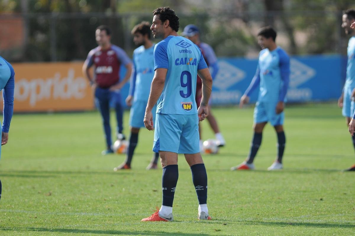 Mano Menezes voltou a fechar treino na Toca da Raposa II e permitiu imagens apenas do aquecimento. O certo  que o treinador voltar a contar com o Cruzeiro ideal diante do Boca Juniors, na quinta-feira, no Mineiro. Todos os atletas esto  disposio para duelo de volta das quartas de final da Libertadores
