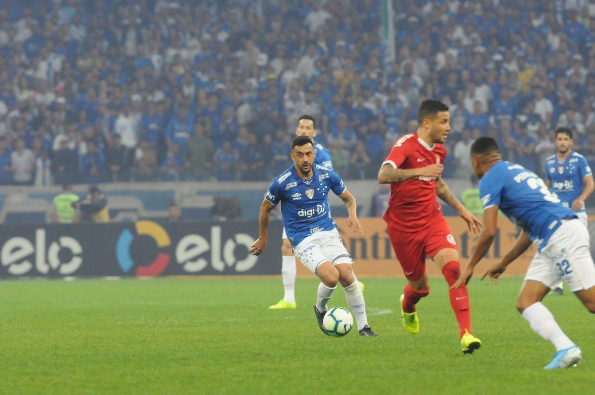 Fotos do primeiro tempo do duelo entre Cruzeiro e Internacional, no Mineiro, pela semifinal da Copa do Brasil