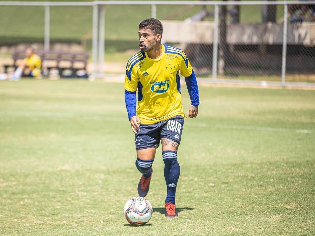 Cruzeiro estreou camisa de treino amarela durante atividade neste domingo (28/03)