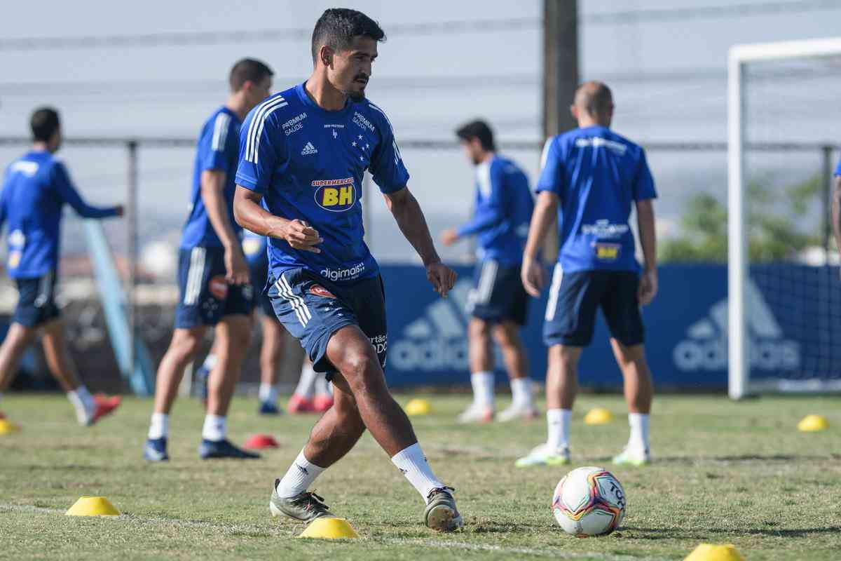 Fotos do primeiro treino do Cruzeiro, na Toca da Raposa II, sob o comando de Ney Franco. Treinador de 54 anos foi oficializado nesta quarta-feira