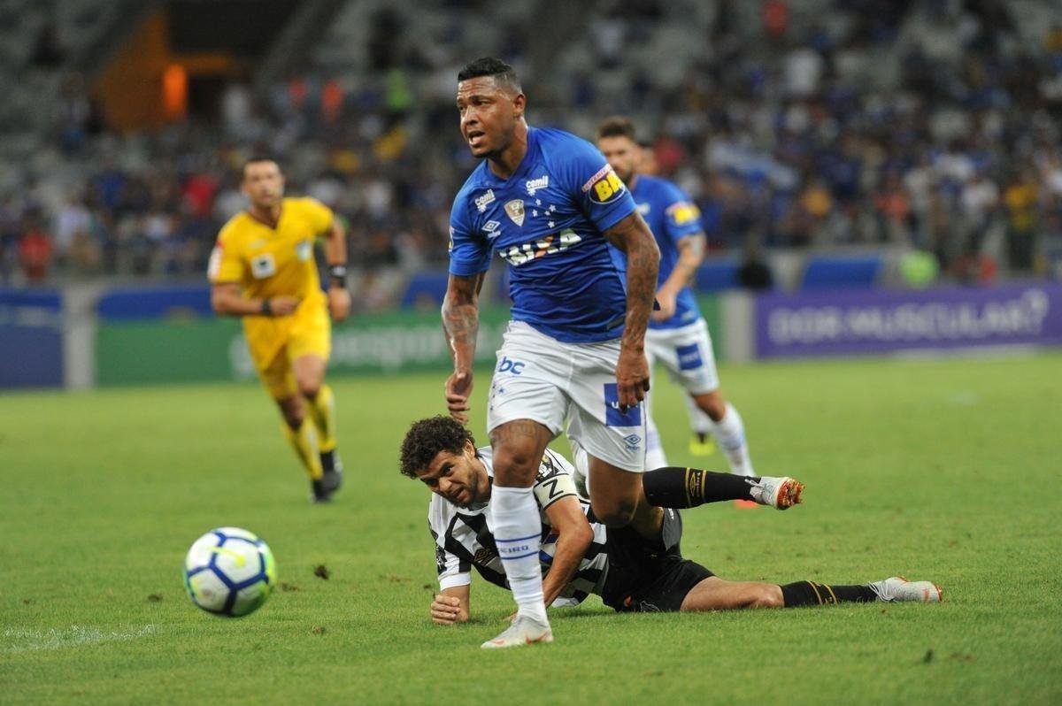 Em jogo com grande atuao do goleiro Fbio, Cruzeiro derrotou Santos de virada, por 2 a 1, com gols de Sass e Raniel; Gabriel Barbosa marcou para o Peixe, no Mineiro, pela 26 rodada do Brasileiro