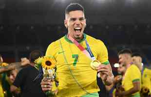 Jogadores da Seleo Brasileira recebem a medalha de ouro pela conquista olmpica no futebol