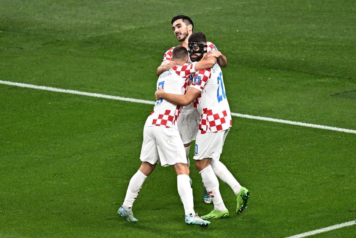Josko Gvardiol abriu o placar para a Crocia sobre o Marrocos com um lindo gol de cabea: 1 a 0