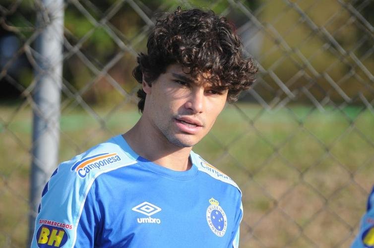 19- Acordos trabalhistas (novembro a dezembro): com o iminente fracasso na briga pelo acesso, o Cruzeiro comeou a se planejar na parte financeira ao empurrar alguns passivos para 2022. Foram os casos de duas aes trabalhistas de quantias vultosas de dois atletas. O atacante Fred fez acordo para receber R$ 25 milhes diludos em cinco anos, enquanto o lateral-esquerdo Dod embolsar R$ 15 milhes pelo mesmo perodo. Outra transao que garantiu respiro financeiro  instituio foi com a Unio, que concedeu o parcelamento da dvida fiscal e tributria em pouco mais de 12 anos. O dbito de R$ 334 milhes foi reduzido para cerca de R$ 182 milhes.