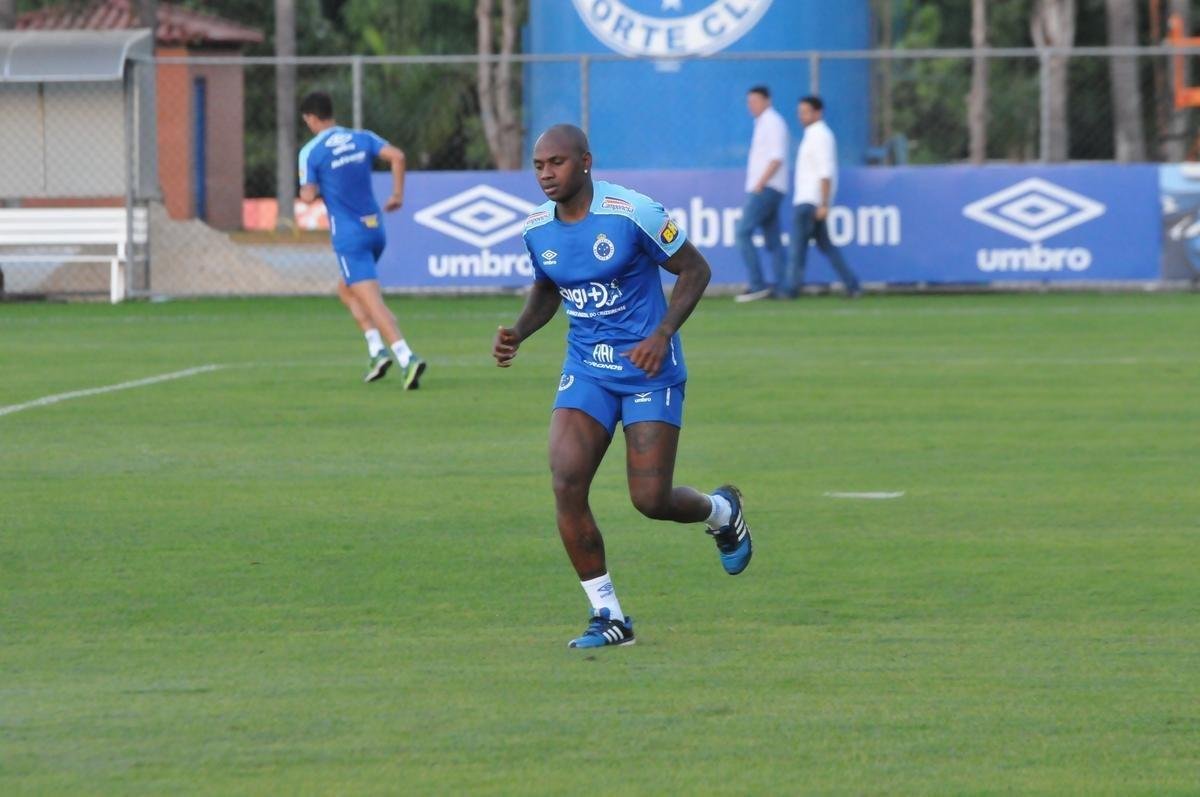 Cruzeiro iniciou sua intertemporada nesta segunda-feira na Toca da Raposa II. Tcnico Mano Menezes contou com elenco completo. Grupo agora comea preparao para decises com Atltico na Copa do Brasil, River Plate na Copa Libertadores e 29 rodadas restantes do Campeonato Brasileiro