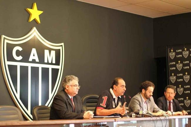 Durante seu mandato, Kalil sempre destacou o trabalho de sua diretoria. Na foto, Rodolfo Gropen (diretor de planejamento), Daniel Nepomuceno (vice-presidente) e Lsaro Cndido da Cunha (diretor jurdico)