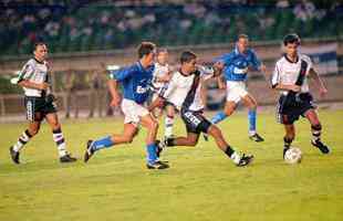 Quem aparece na foto  Alex Alves, mas foi Marcelo Ramos o autor do nico gol do Cruzeiro na Libertadores de 1998 - derrota por 2 a 1 para o Vasco, pelo jogo de ida das oitavas de final, em So Janurio. Na volta, o empate por 0 a 0 no Mineiro eliminou o time celeste, que iniciou a disputa a partir da segunda fase por ter sido campeo no ano anterior, conforme previa o regulamento da competio.