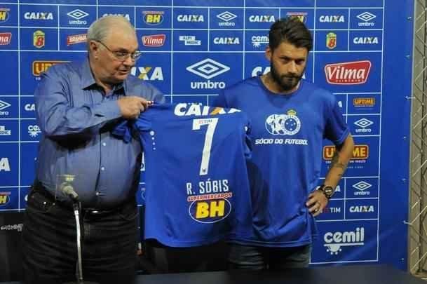 Cruzeiro apresentou para sua torcida no Mineiro os atacantes Sobis, camisa 7, e bila, que vestir a 50