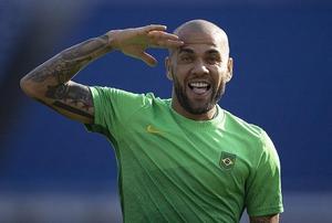Dani Alves precisa definir o seu futuro rapidamente