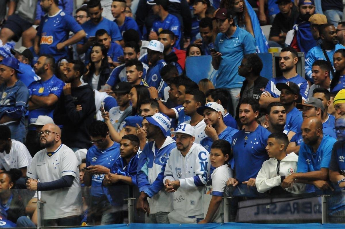 Fotos da torcida cruzeirense, no Mineiro, na partida contra o Inter, pela semifinal da Copa do Brasil