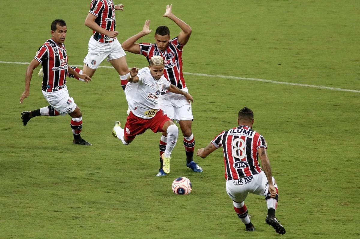 Jogo começou pegado para as equipes, com o Santa Cruz tendo mais posse de bola no começo, mas sem oferecer jogadas mais ofensivas, com o Náutico fechando as linhas de marcação.