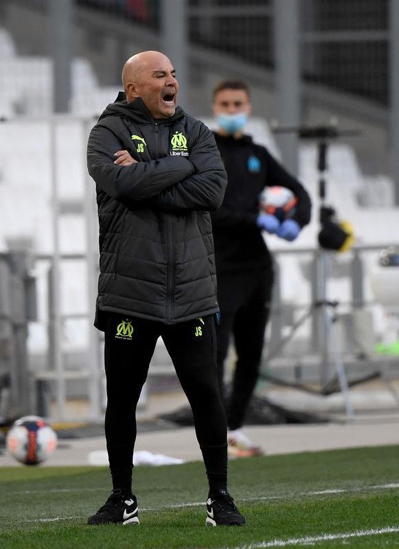 Festa e gritaria de Jorge Sampaoli em vitória do Olympique de Marselha sobre o Brest, neste sábado, pelo Francês: 3 a 1. Este foi o segundo triunfo seguido do clube sob o comando do argentino