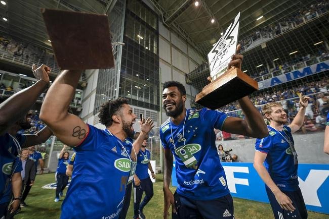 Time de vôlei do Cruzeiro festeja conquista da Superliga nas ruas e no estádio
