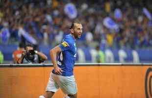 Cruzeiro ampliou sua vantagem no primeiro tempo com gol de Barcos, aos 26 minutos: 1 a 0