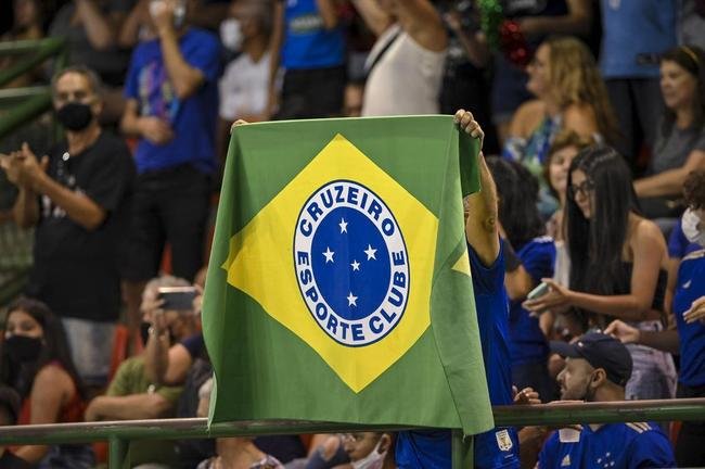 Cruzeiro se garantiu na decis�o do Sul-Americano de V�lei ao bater os argentinos do Policial Voley por 3 sets a 0, neste s�bado (5), no Gin�sio do Riacho, em Contagem. As parciais foram de 25/20, 29/27 e 25/16