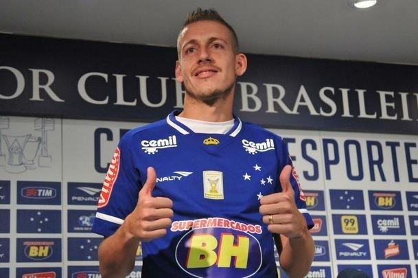 Uillian Correia (2015) - contratado ao Ceará em agosto de 2015 por R$ 1,5 milhão, o volante fez apenas três partidas com a camisa do Cruzeiro. Como atleta do clube, foi emprestado duas vezes: a Santa Cruz, em 2015, e ao Vitória, em 2017.