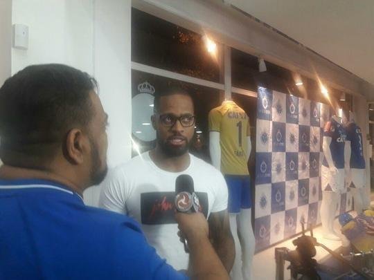 Zagueiro Leo lanou no Barro Preto o livro A Quinta Estrela, sobre o penta da Copa do Brasil. Zagueiro Ded prestigiou evento