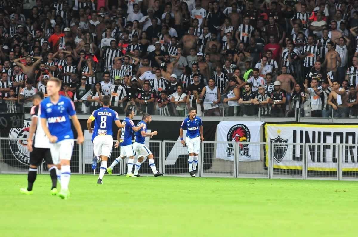 Arrascaeta colocou o Cruzeiro em vantagem no clssico aos 27 minutos do primeiro tempo