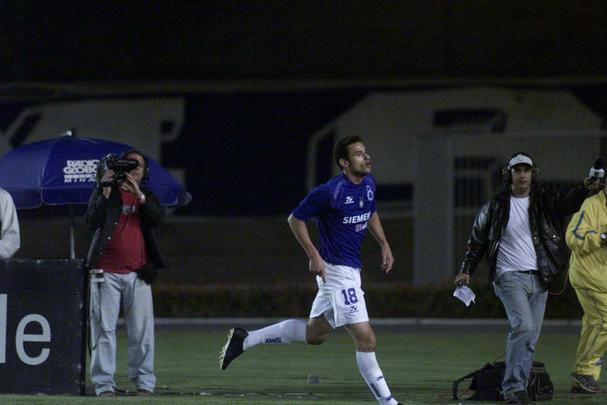 Fred estreou em 8 de agosto de 2004 e marcou um dos gols da vitória por 2 a 0 sobre o Internacional, no Mineirão, pelo Brasileiro
