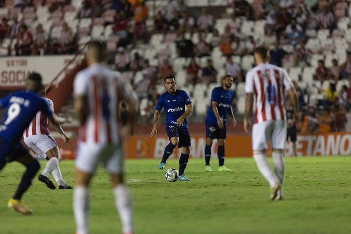 Nutico e Cruzeiro se enfrentaram nesta quinta-feira (13/4), no estdio dos Aflitos, no Recife, pelo jogo de ida da terceira fase da Copa do Brasil