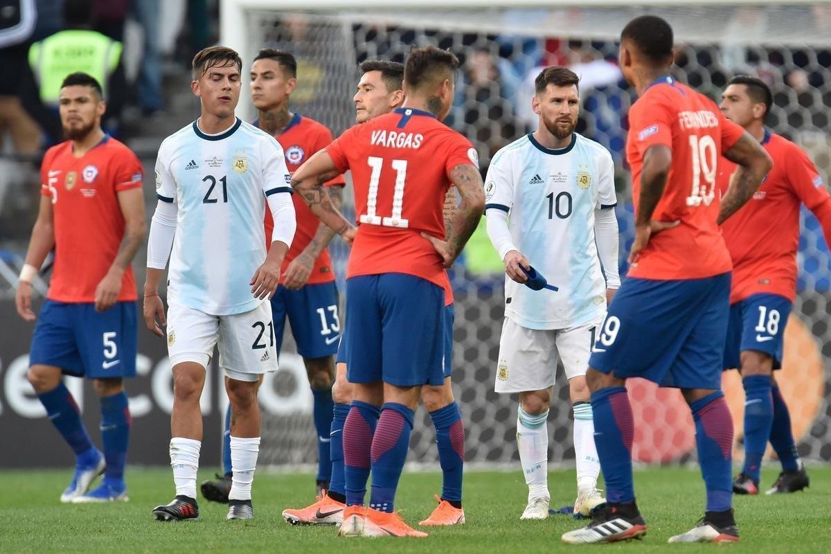 Medel deu peitadas em Messi durante primeiro tempo de Argentina e Chile, e ambos foram expulsos pelo rbitro paraguaio Mario Daz de Vivar. Torcida na Arena Corinthians vaiou a deciso do juiz.